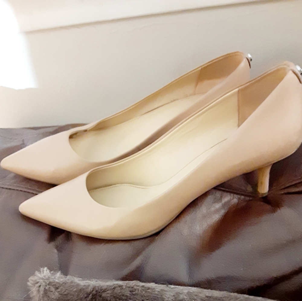 Michael Kors size 9.5 women's nude pumps